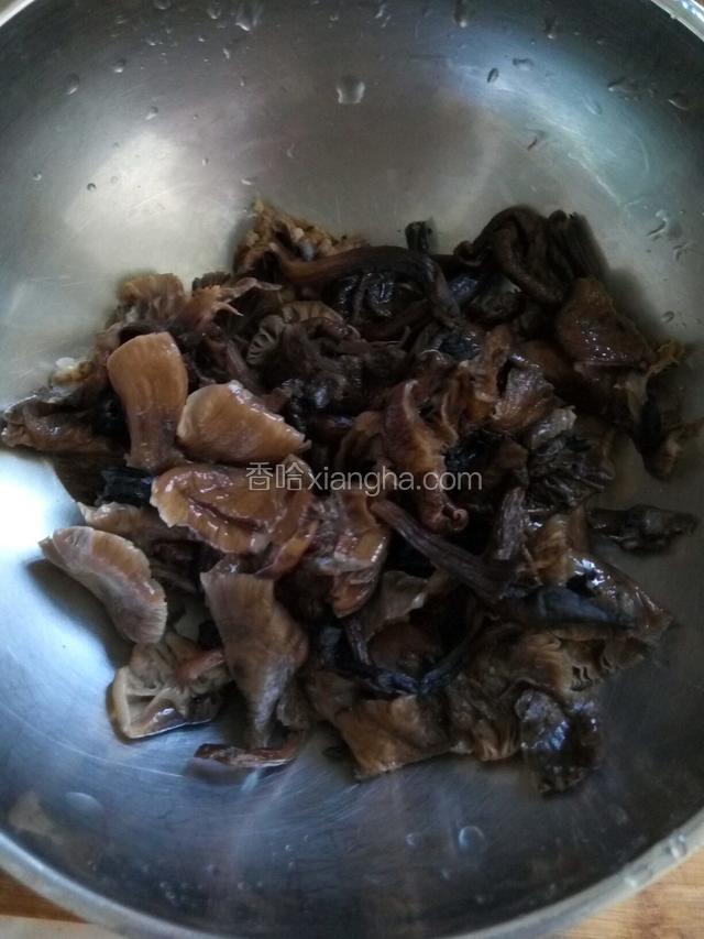 干蘑菇先用开水煮十分钟，关火闷制一个小时左右，捞出用清水反复冲洗干净淋干水分备用