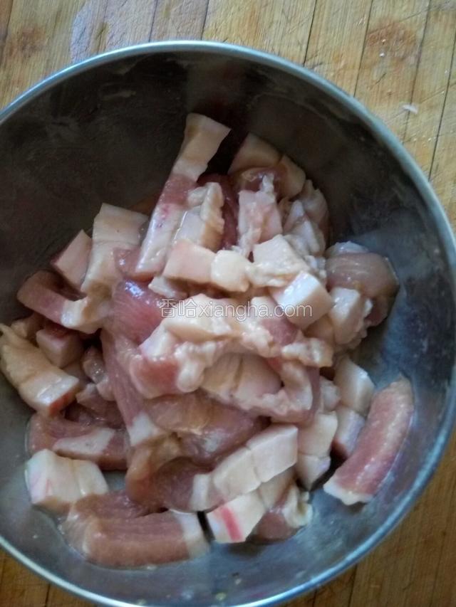 猪肉切成丝用料酒，生抽，淀粉抓匀腌制十分钟