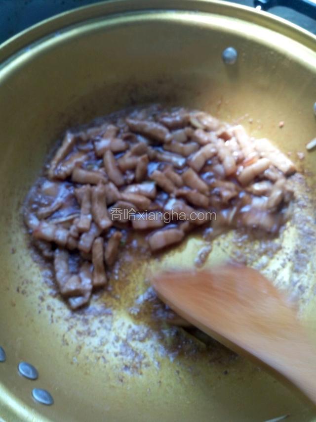 倒入肉丝翻炒划散炒制颜色发白，加入适量盐，生抽，翻炒入味，