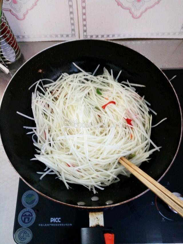 倒入土豆（这是刚加入土豆丝的样子）