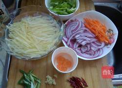 土豆丝炒洋葱丝的做法图解2