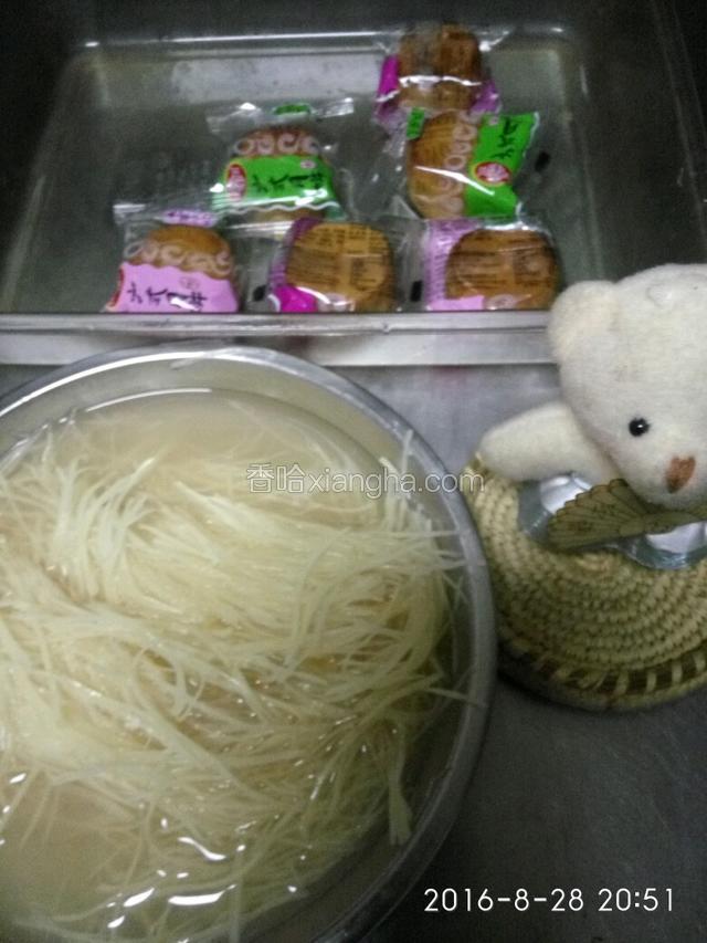 土豆切细丝。