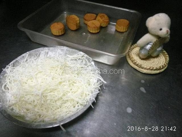 土豆丝拧干水份，用干淀粉拌匀。