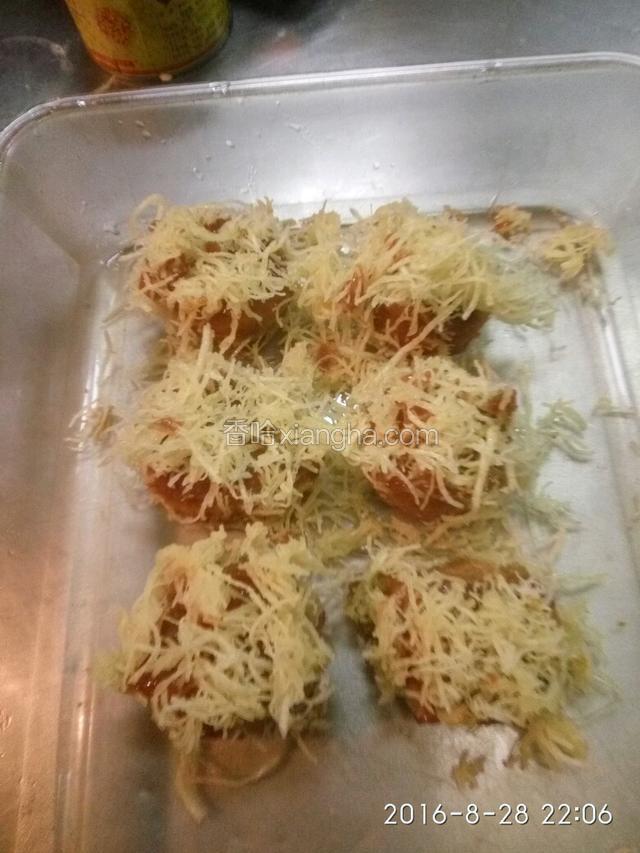 使月饼全身沾满土豆松。