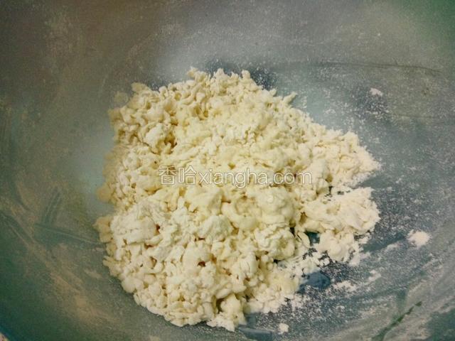 酵母倒入面粉中混合成雪花状,大家根据面团的软硬再适当添加牛奶