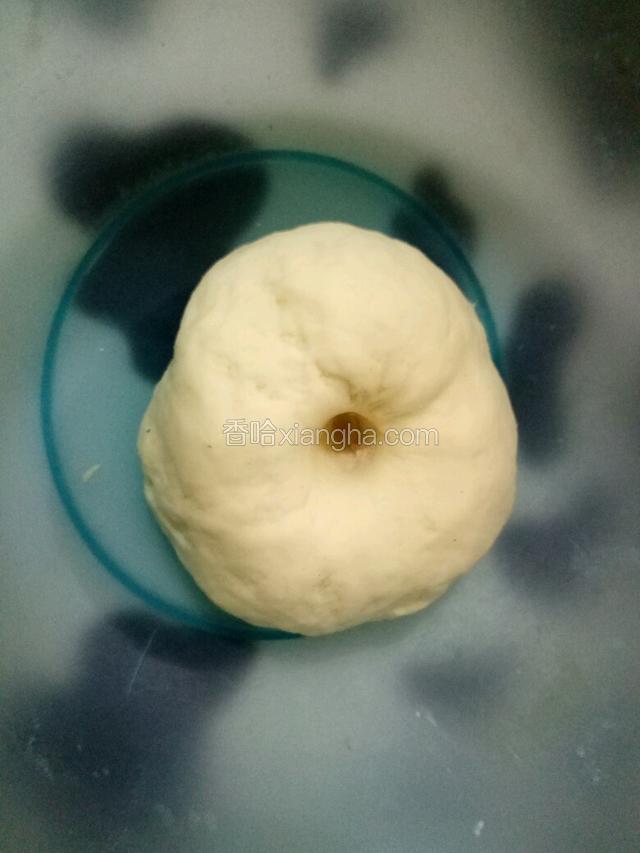 盖上保鲜膜温暖处发酵两小时,戳一个洞不回弹就可以了