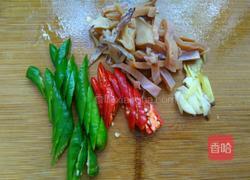 豆瓣腐竹鱿鱼丝的做法图解2