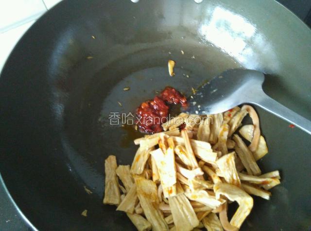 加一匙豆瓣酱。