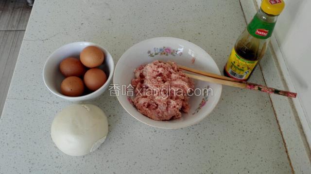 准备好所需食材。（肉馅要七分瘦三分肥）
