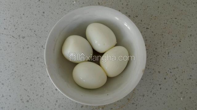 煮熟的4个鸡蛋剥壳。