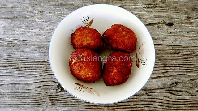 丸子炸成金黄色时捞出备用。