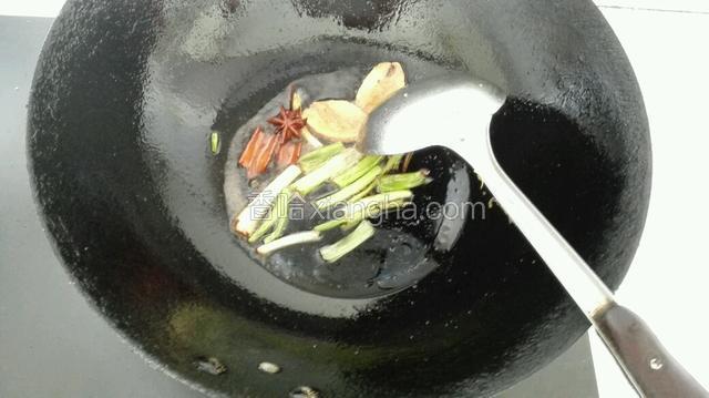 锅内留少许油，依次下入八角，桂皮，葱姜，料酒，酱油趋锅。
