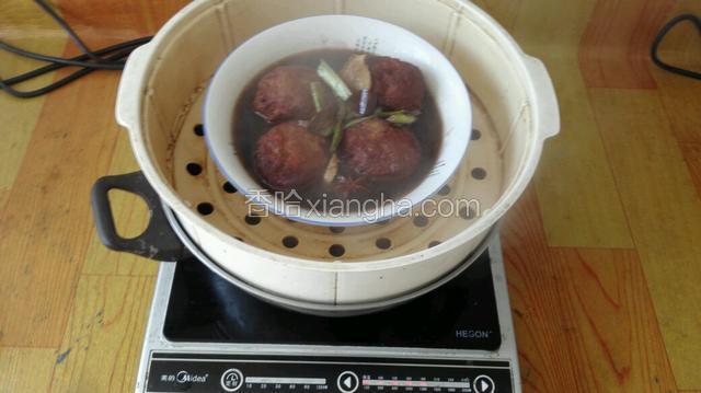 把上述趋锅的水倒在丸子碗里，把碗放到蒸锅里，大火蒸20分钟。