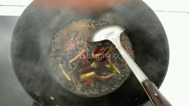 丸子蒸好后把碗里的汤汁倒进炒锅，烧开后放入香油，水淀粉勾芡。