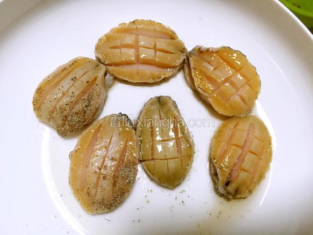 切好的鲍鱼肉用胡椒粉和料酒腌制5分钟