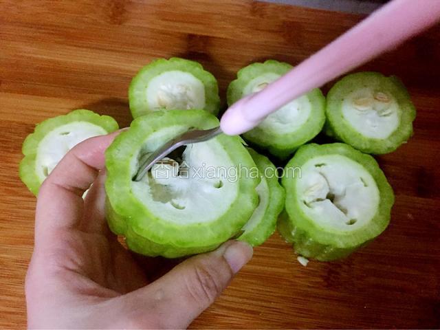 用勺子挖出中间的白色子仁