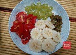 圣女果香蕉炒酸奶的做法图解2