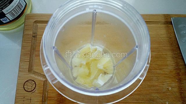 放入料理机搅拌杯内，添入100克纯净水。