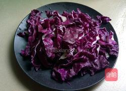 紫甘蓝炒肉的做法图解1