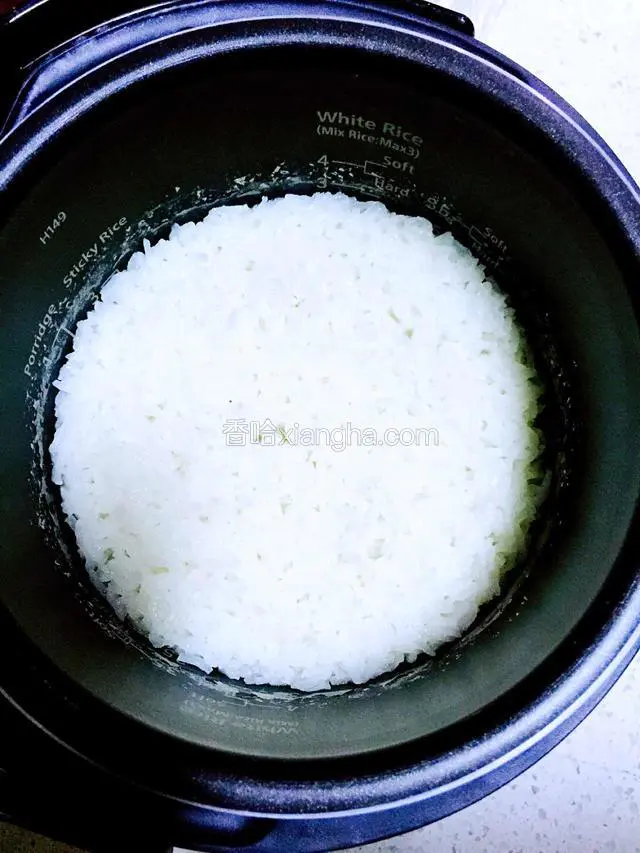 糯米入电饭煲蒸熟晾凉待用。