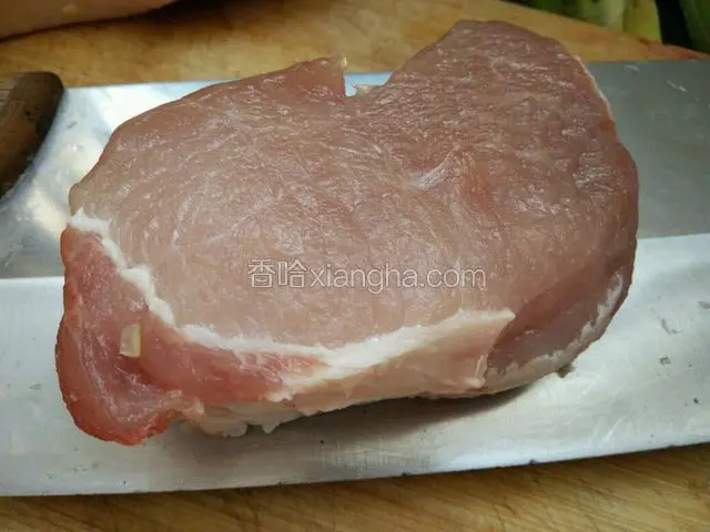 选择一块优质的精瘦肉，我选的是里脊肉。