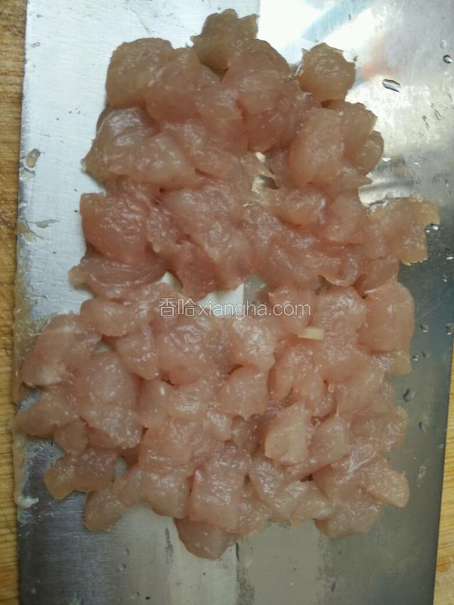 然后切成玉米粒大小的肉末。
