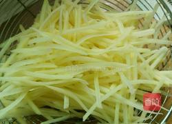 土豆丝炒辣椒的做法图解1