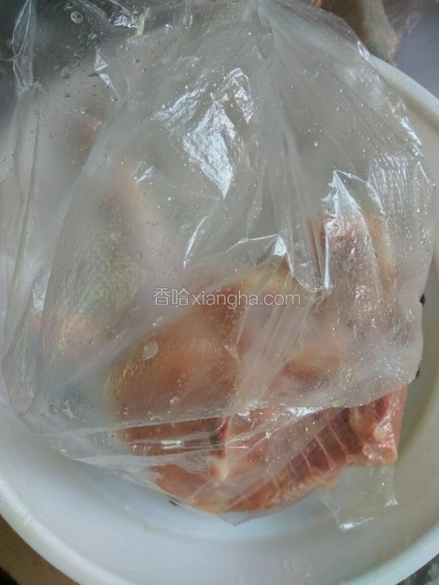 用盐将鸡肉全身均匀的涂抹，内外都抹哦，按摩入味，然后将鸡肉用袋子密封起来，冷藏24小时