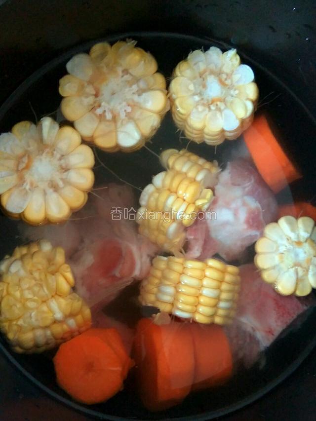 取出电压力锅内胆，把骨头和胡萝卜，玉米放入，加入适量清水