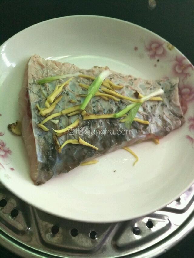 上锅烧开水，再放上鱼，盖上盖蒸7-8分钟，关火再虚蒸4-5分钟