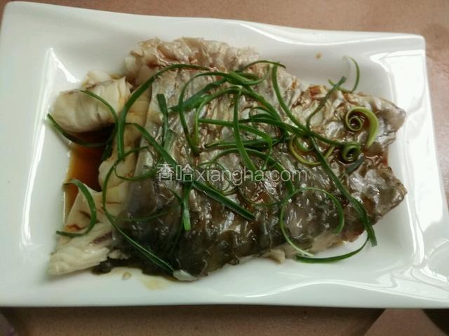 蒸好拿出来倒掉水和葱姜，我是直接把鱼放到另外的碟子，再放些葱丝，淋上蒸鱼豉油