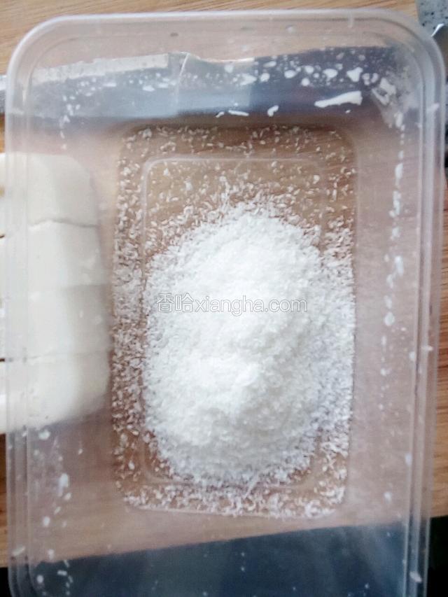 在密封盒中放上椰蓉