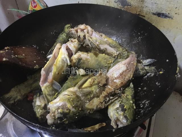 翻面继续煎炸.加入辣椒.料酒
