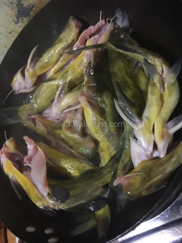 慢慢加入嘎鱼.油可以多一点..小火慢慢煎炸