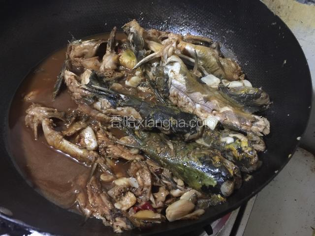 大蒜.加盐大火烧开小火慢炖15分钟左右开始收汤.即可