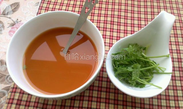 取小碗，放一勺番茄酱，一勺白糖，一勺生抽，两勺醋，半勺干淀粉，三勺水调匀，香菜切段