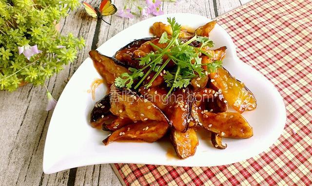出锅装盘，洒上芝麻香菜