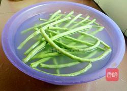 豆角炒肉末的做法图解1