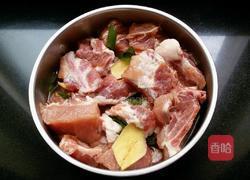 东北排骨炖豆角的做法图解1