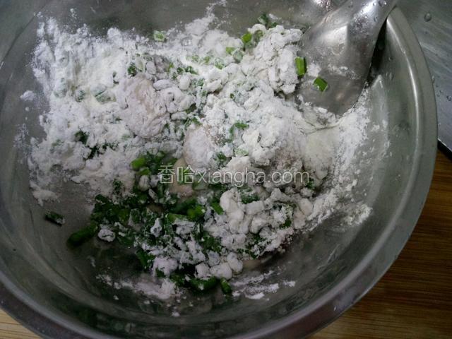 韭菜切碎和生蚝，地瓜粉，面粉混合均匀