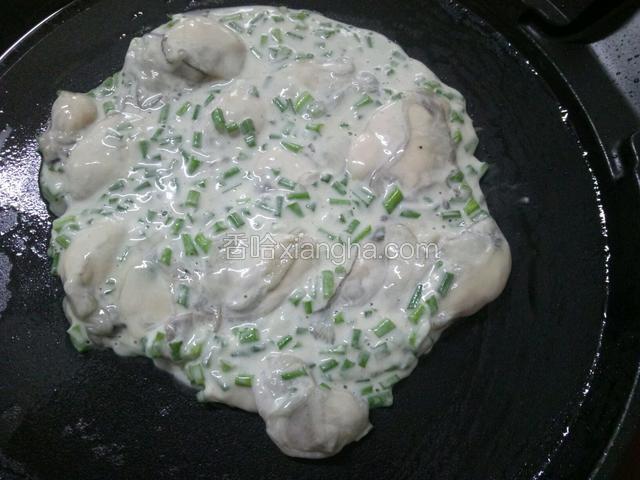 倒入电饼裆