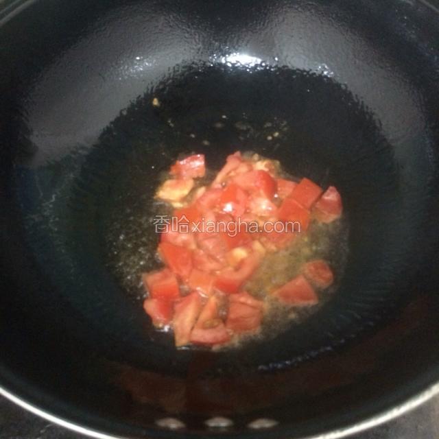 炒锅烧热油后放入西红柿煸炒。
