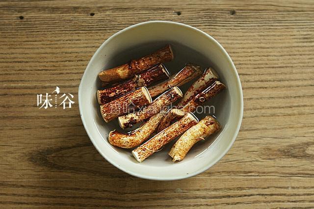 五指毛桃用水泡30分钟左右洗净。