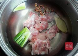 玉米胡萝卜山药猪骨汤的做法图解2