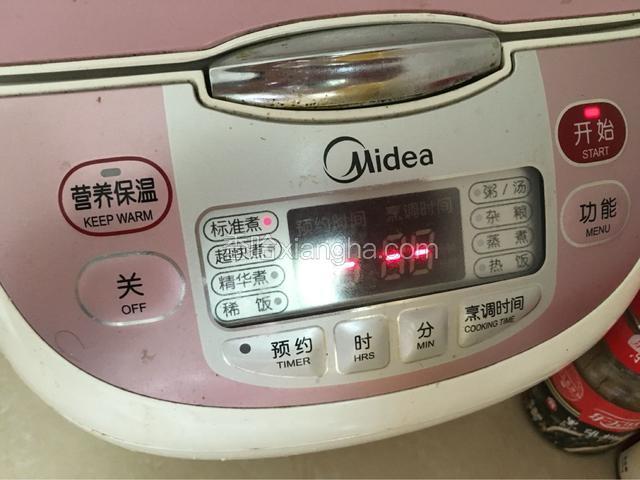 接着加入适量的水，按煮饭键开始煮饭