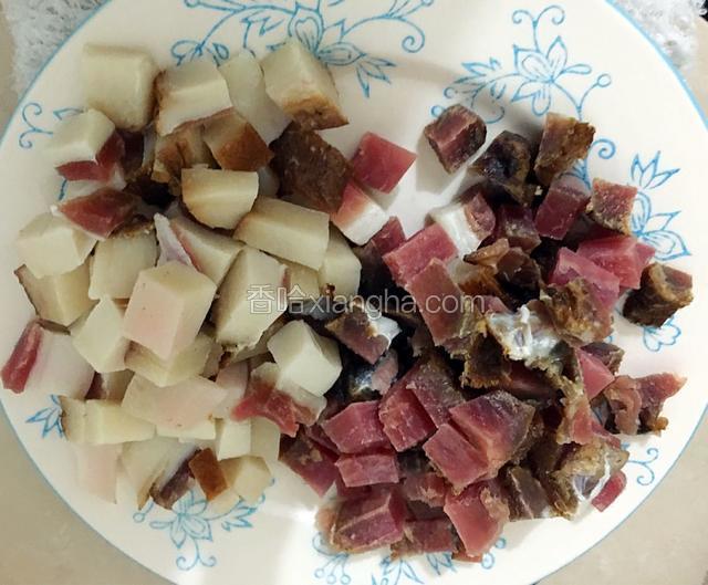 腊肉洗净切丁，肥瘦分开切