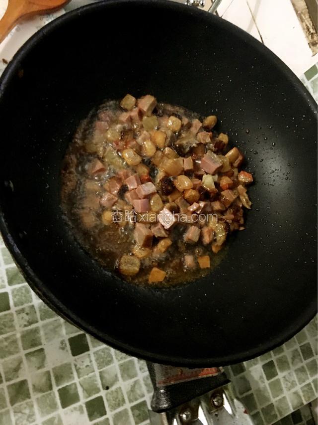 锅烧热不放油，当然肥肉去煸油，然后放入瘦肉