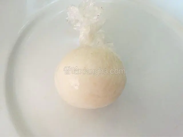 将 米饭盛到保鲜膜中，捏成饭团