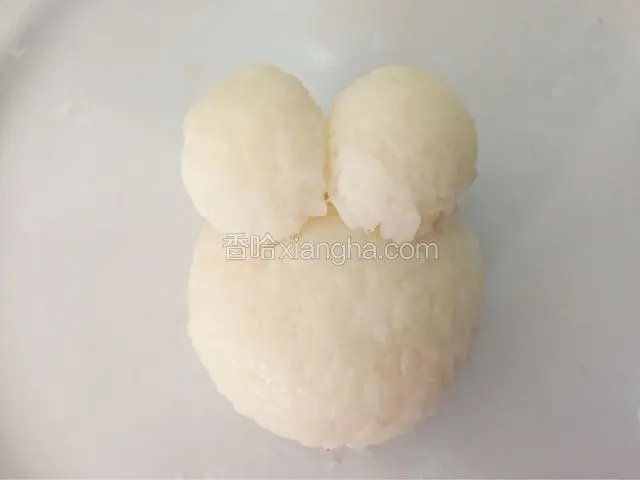 制作一个圆形做头，两个小椭圆形做眼睛