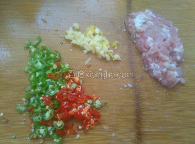 青、红椒、姜、蒜切碎，肉切末。